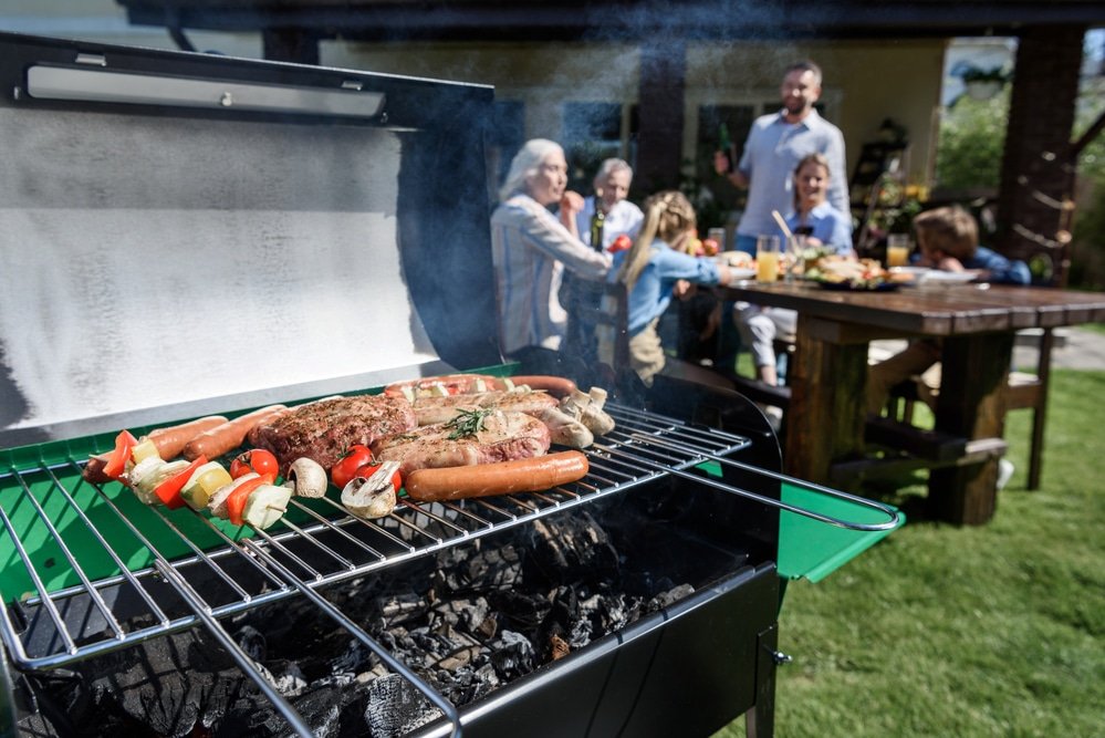 how does a BBQ smoker work