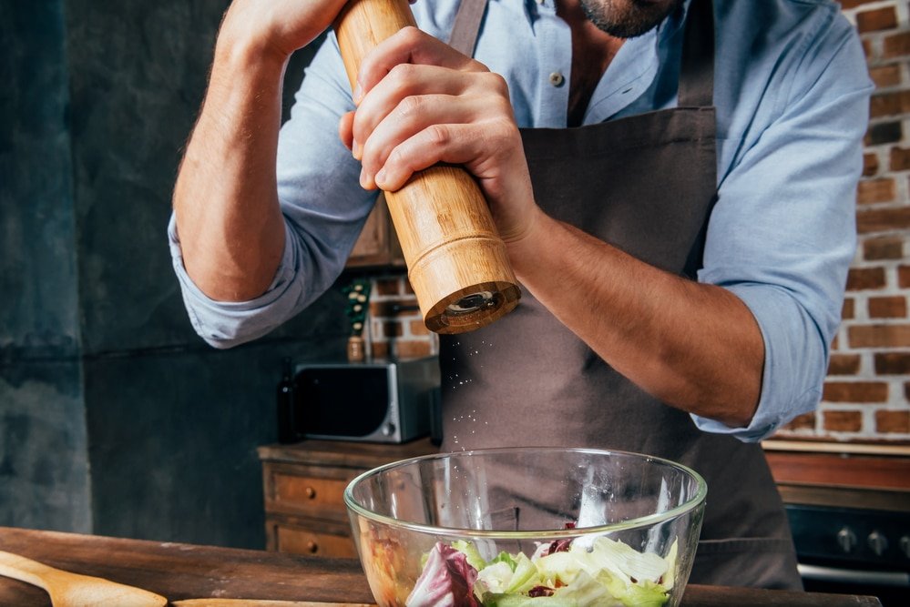 how to use a spice grinder